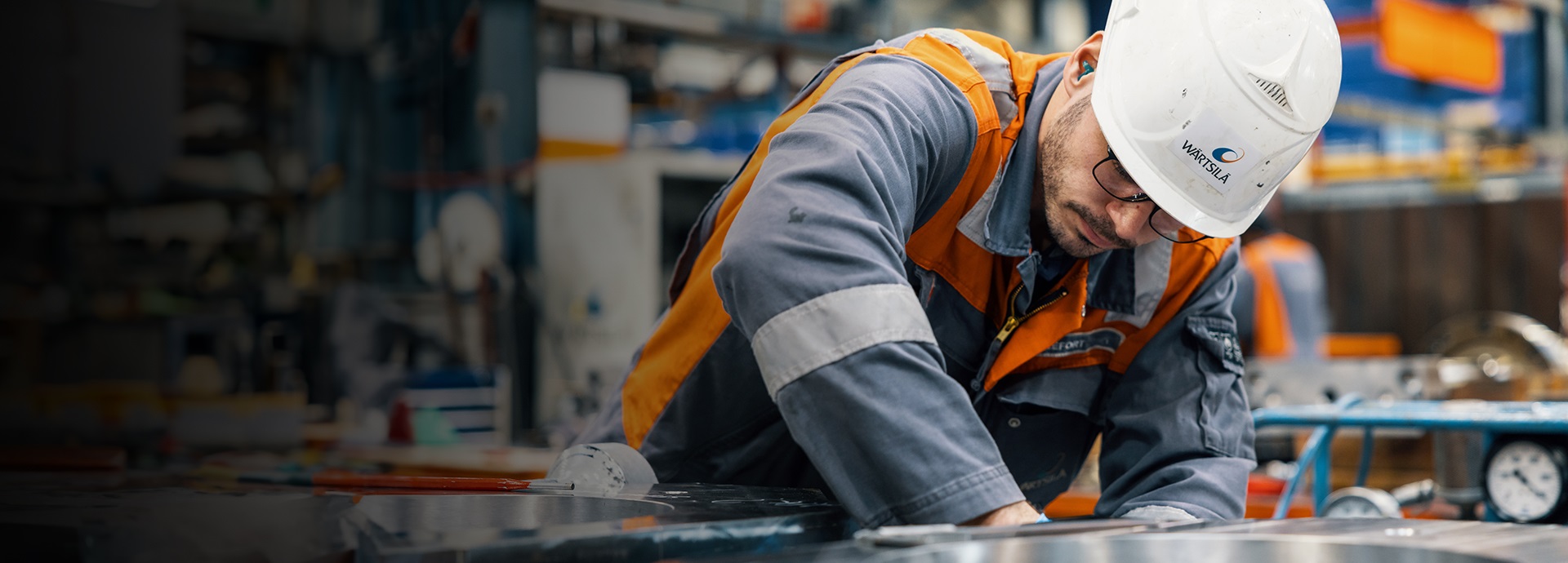 Wärtsilä service employee at work
