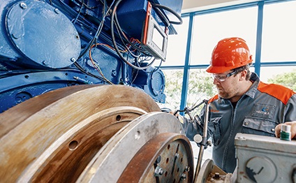 Wärtsilä service employees working on an engine