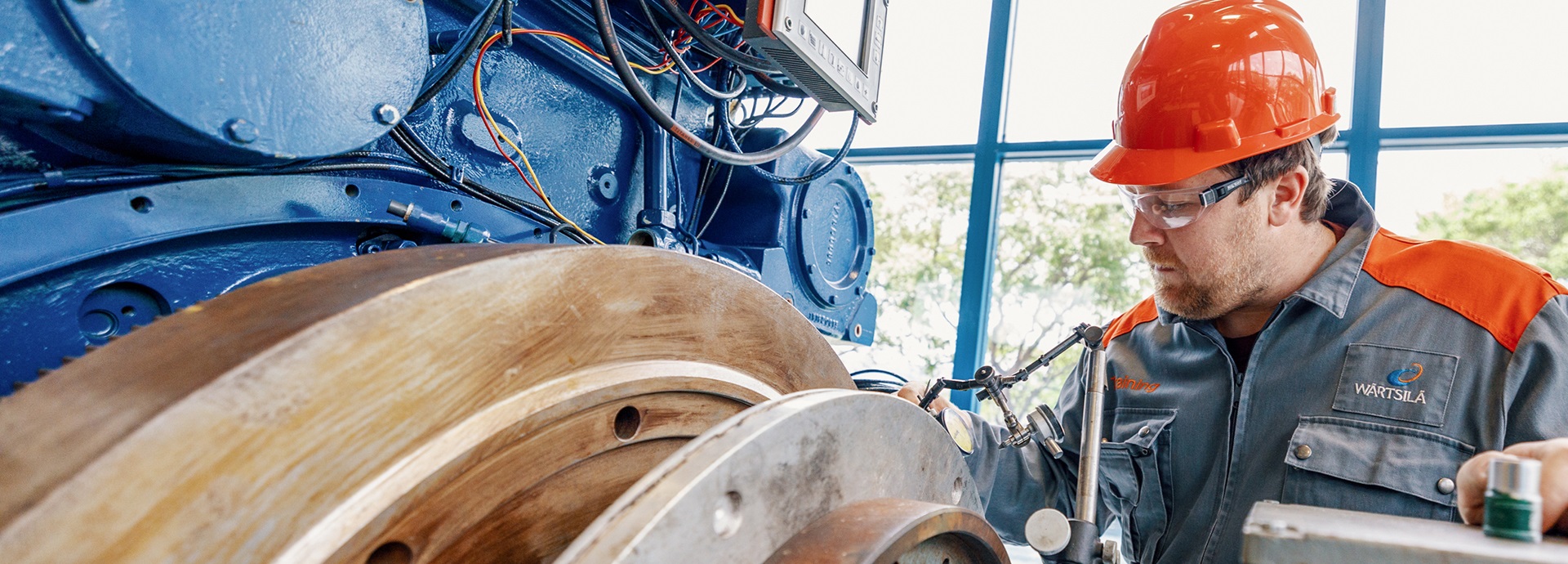 Wärtsilä service employees working on an engine