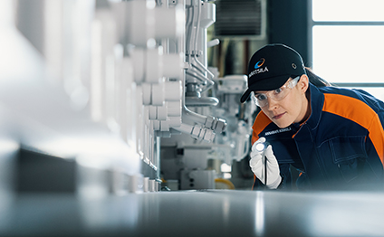 Wärtsilä service employee