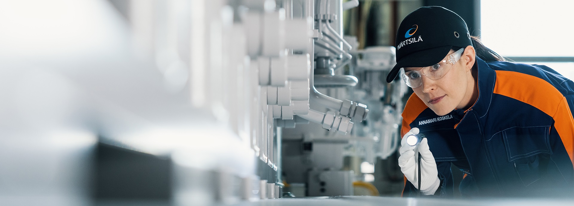 Wärtsilä service employee