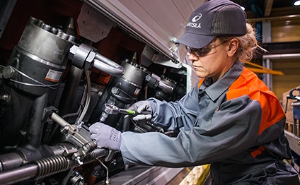 Wärtsilä service employee