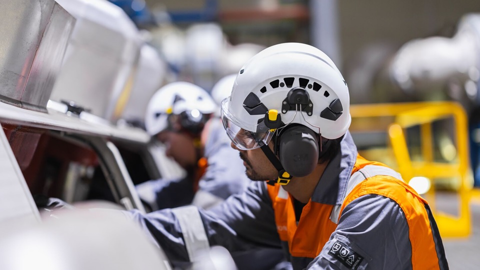 Engineers performing maintenance job in Senayan powerplant.