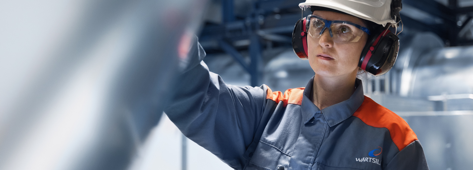 Engineer working in the engine hall (1920 x 690 px)