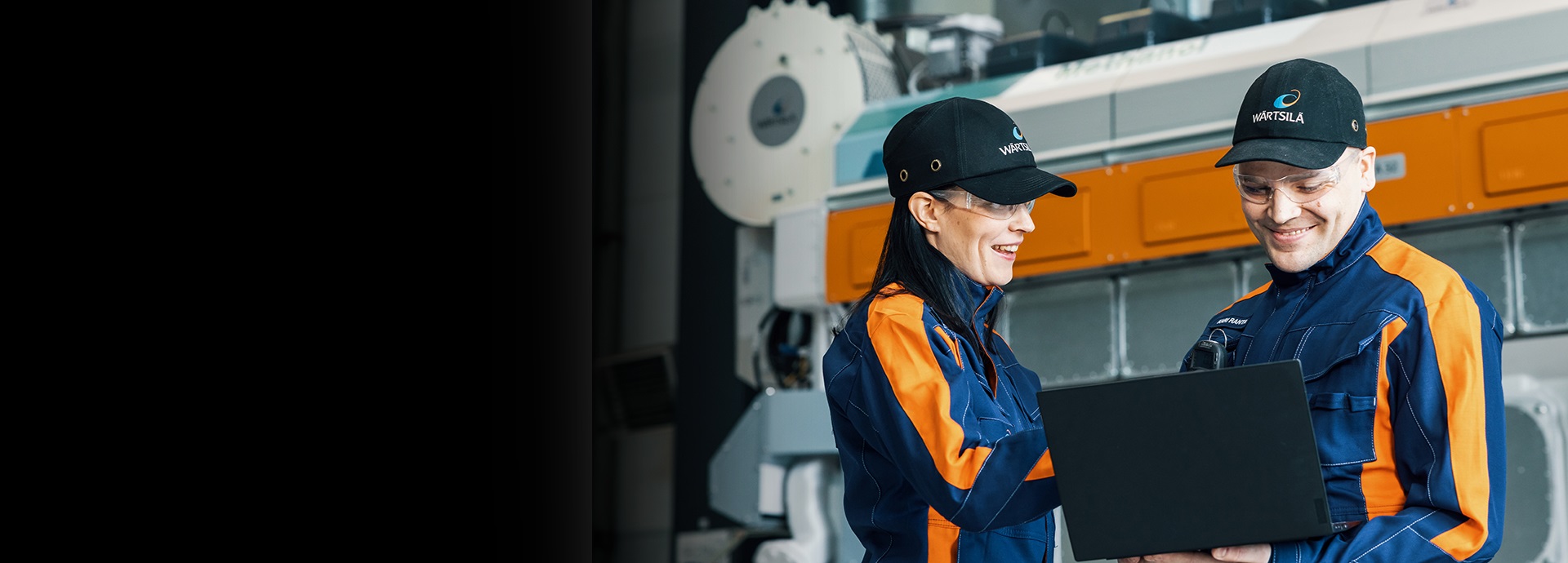 Wärtsilä employees in front of the Wärtsilä 32 methanol engine