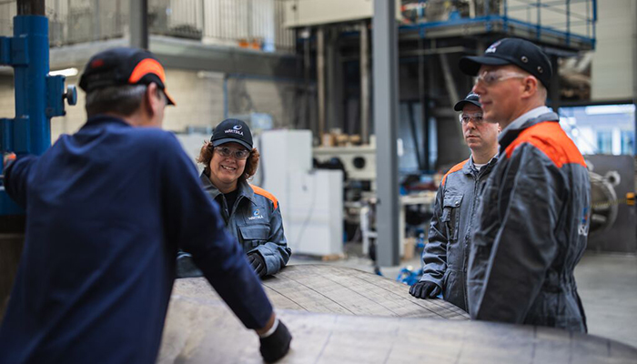 Wärtsilä service employees with a ship propeller