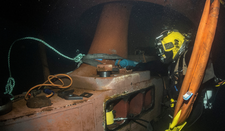 Vessel servicing underwater