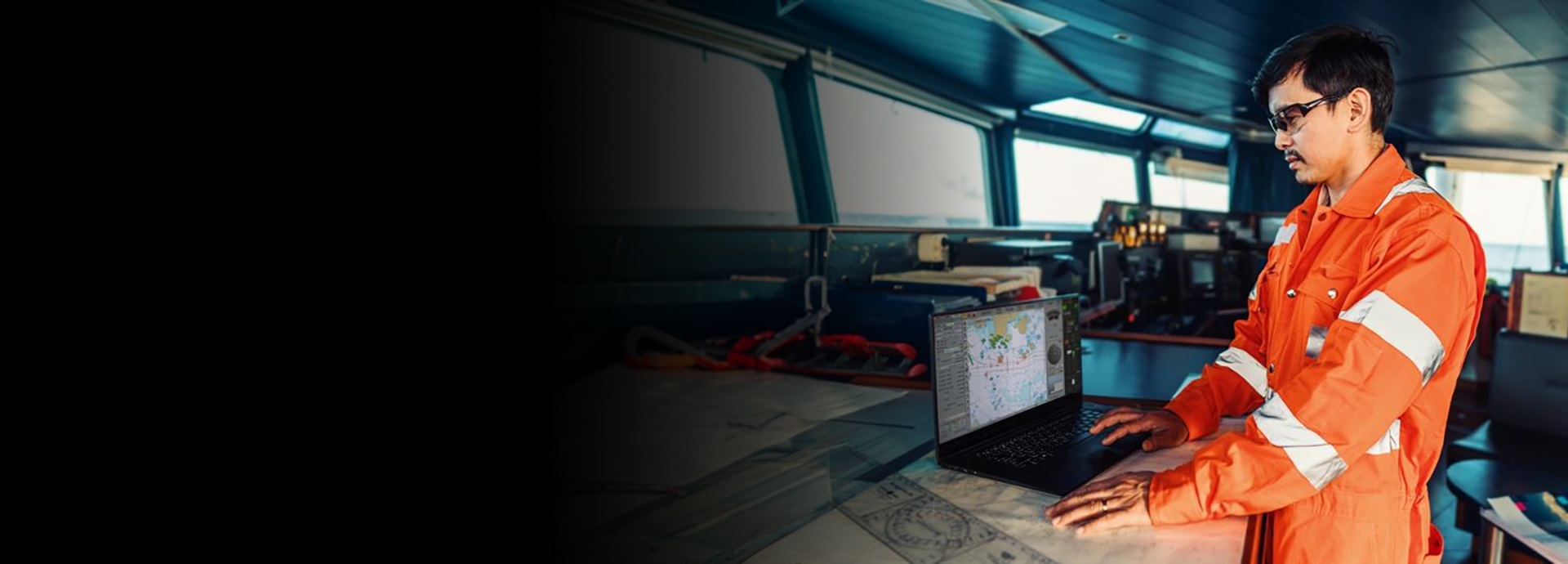 men on a ship bridge using the Wärtsilä Cloud simulation tool