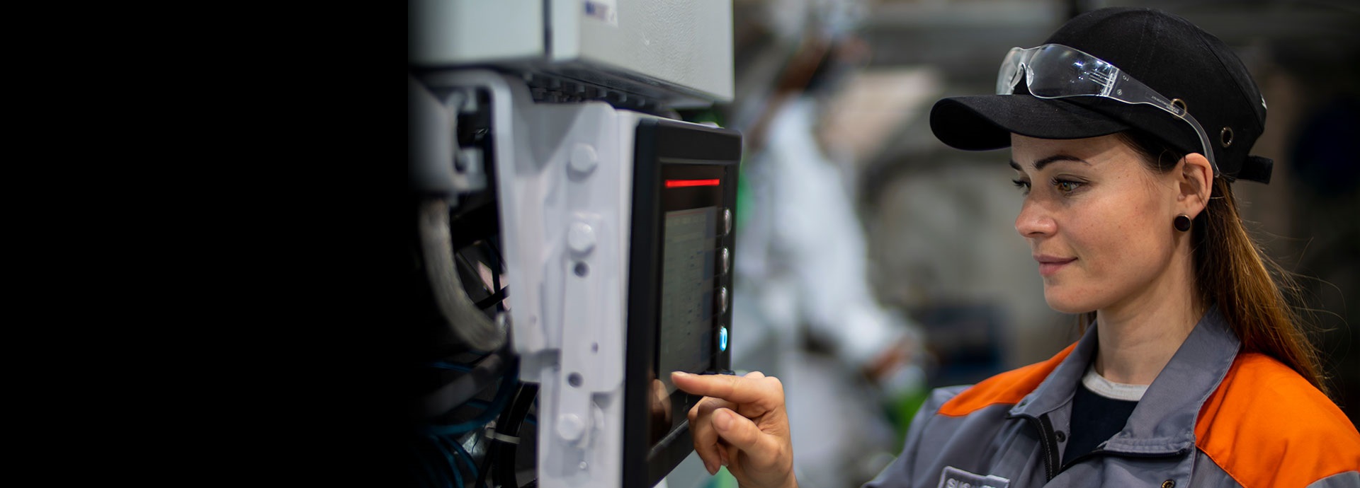 Wärtsilä employee in front of a monitor