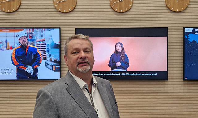 Wärtsilä employee in front of screens