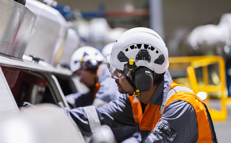 Wärtsilä service employee