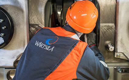 Wärtsilä service employee at work