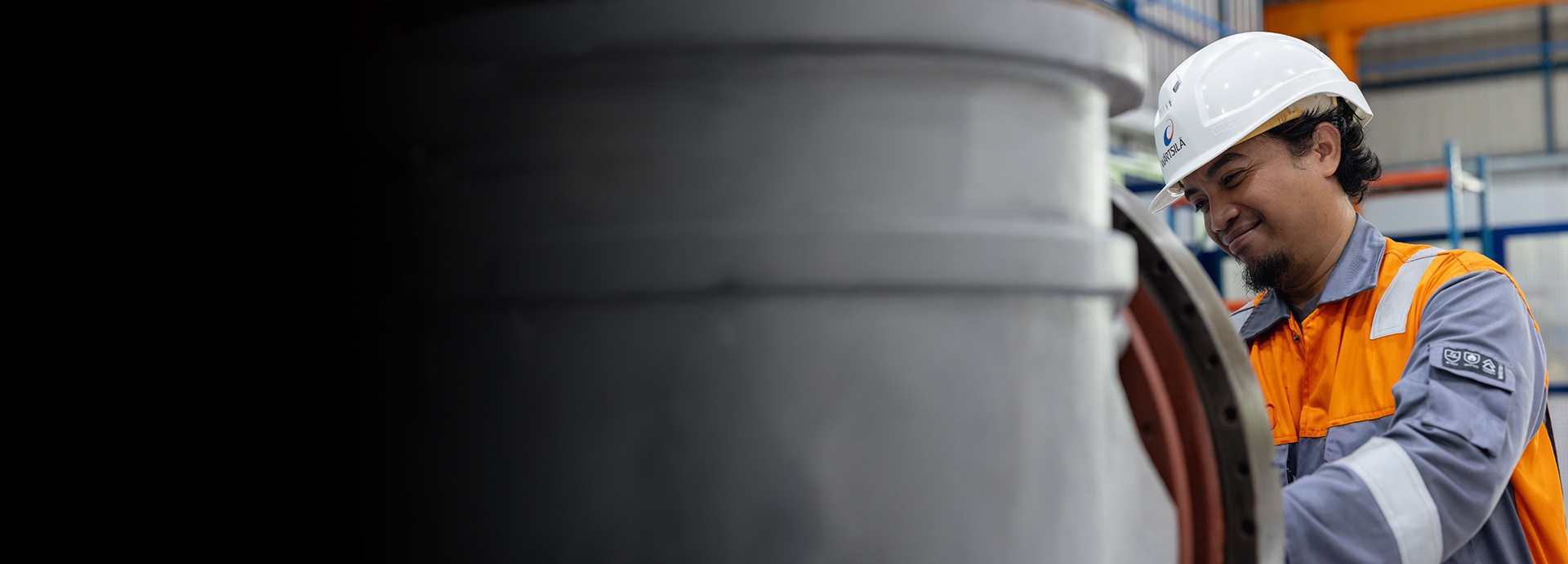 Wärtsilä employee in the workshop