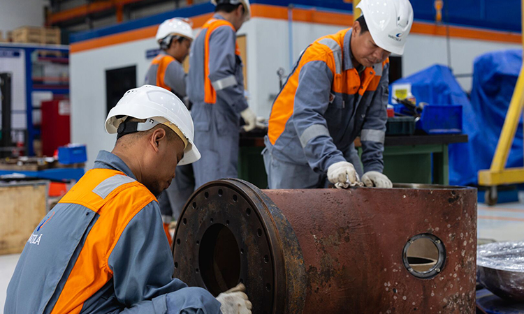Wärtsilä employees in the workshop