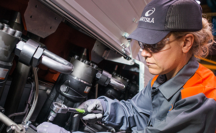 Wärtsilä service employee