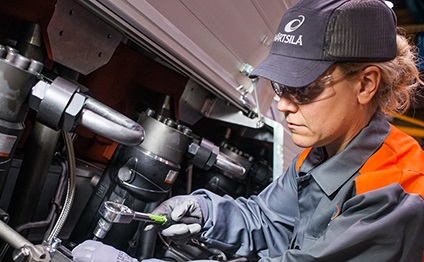 Wärtsilä service employee