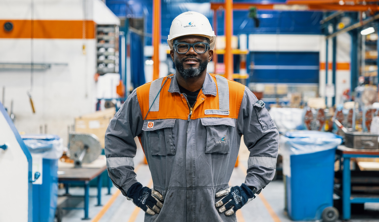 Wärtsilä service employee