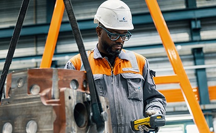 Wärtsilä employee in the workshop
