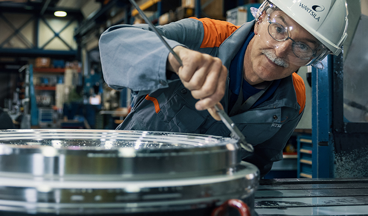 Wärtsilä service employee at work