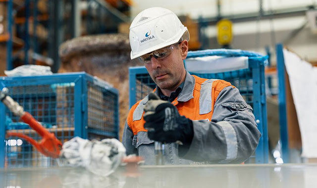 Wärtsilä employee using Wärtsilä Online