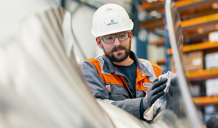 Wärtsilä service employee in the workshop